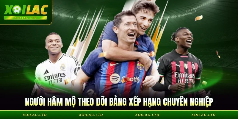 Người hâm mộ theo dõi bảng xếp hạng chuyên nghiệp